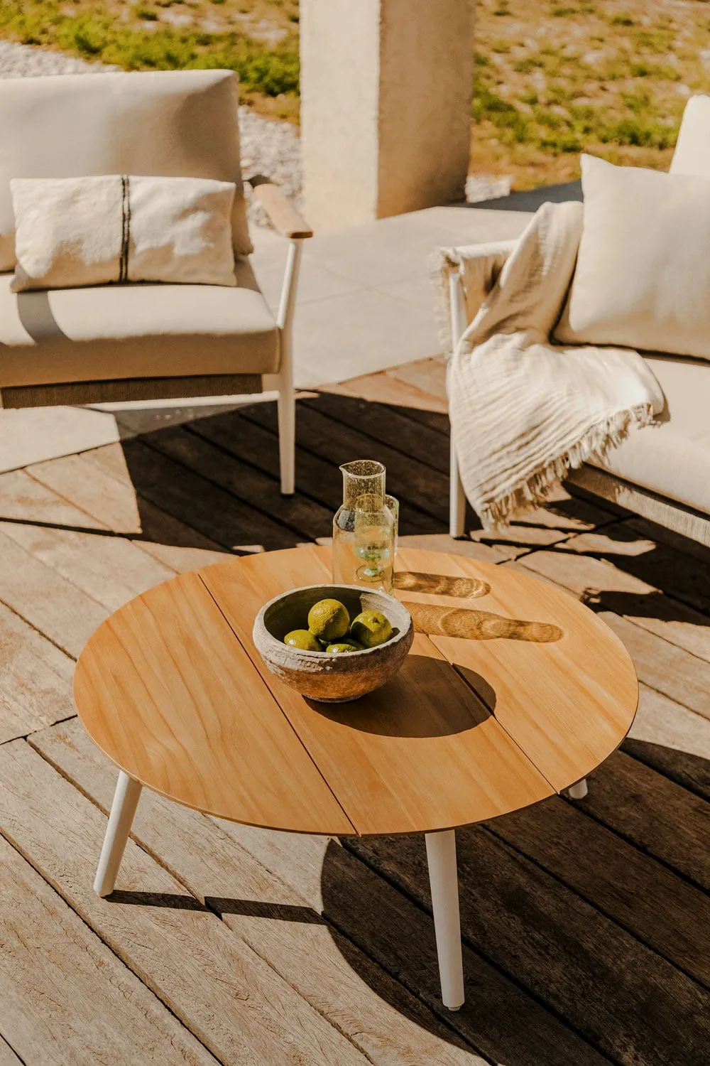 Table basse extérieur : choisir une pièce qui vieillit bien, même face à la mer